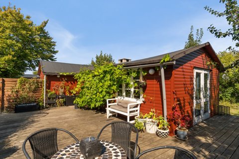 ÆLDRE SOMMERHUS PÅ UNIK BYGGEGRUND VED SKÆRING STRAND