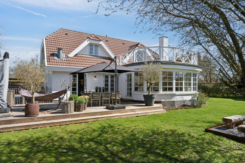 ARKITEKTONISK SÆRPRÆG OG EKSKLUSIV FAMILIEVILLA MED TAGTERRASSE I DRAGØR