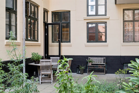 118 VELINDRETTEDE ETAGEMETER MED DIREKTE UDGANG TIL GÅRD