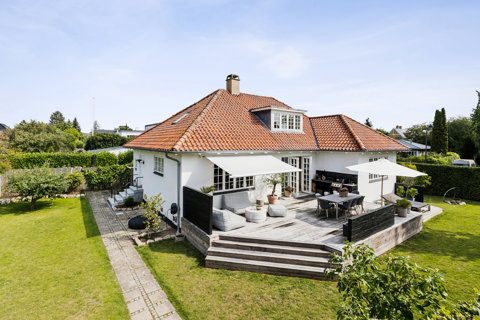 SMUK RENOVERET VILLA MED OPRINDELIGE DETALJER PÅ ROLIG ADRESSE I HELLERUP