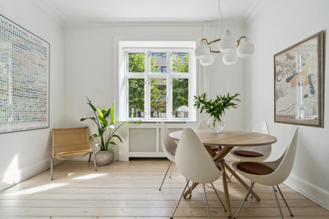 ELEGANT & RENOVERET 2 VÆRELSES LEJLIGHED PÅ ATTRAKTIVE ØSTERBRO - HØJ STUE