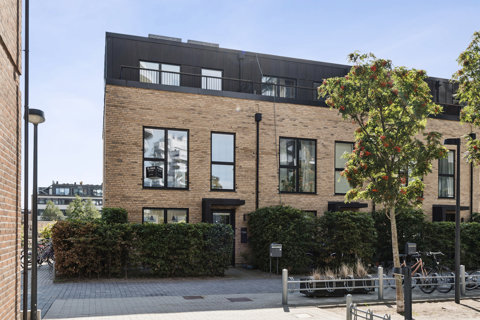 NYERE ENDERÆKKEHUS PÅ 207 ETAGEMETER + 2 TAGTERASSER & SYDVENDT HAVE