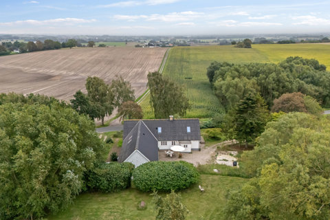 En villa på landet med plads til drømme – og et hjem, der er klar til at blive levet i