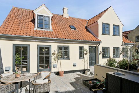TIP TOP ISTANDSAT & BEDST BELIGGENDE I DEN GAMLE BYDEL