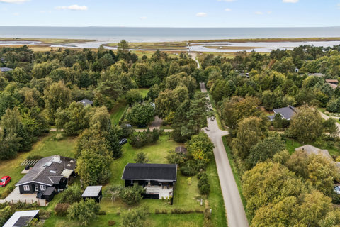 Midt mellem strand og skov – og lige dér, hvor skuldrene sænker sig